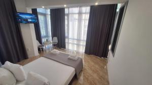 Un pat sau paturi într-o cameră la Sara City Center