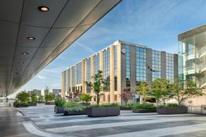Un gran edificio con un reloj en el costado. en Sheraton Brussels Airport Hotel, en Zaventem
