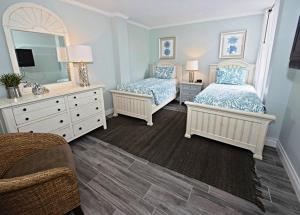 ein Schlafzimmer mit zwei Betten und einem Spiegel in der Unterkunft 904 Cutter Court at The Sea Pines Resort in Hilton Head Island + 15 Fotos