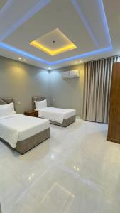 une chambre d'hôtel avec deux lits et un plafond dans l'établissement شقق وتين Wateen Apartments I, à Abha 25 autres photos