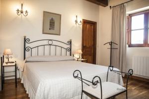 um quarto com uma cama grande e uma colcha branca em Costa Trasmiera em Langre