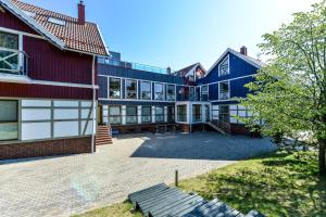 Nida Vėtrungių 3 , apartamentai في نيدا: منظر خارجي لمبنى كبير