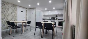 a kitchen with a table and chairs in a room at Casa das Olarias in Castelo Branco