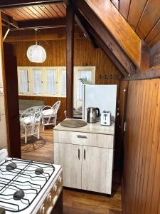 a kitchen with a stove and a counter top at ApartCabañas Centro. Ubicación inmejorable in Puerto Iguazú