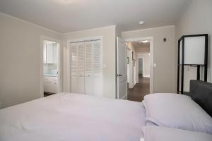 TroutmanにあるThe Troutman Retreat-Near Lake Normanの白いベッドルーム(ベッド1台付)、廊下
