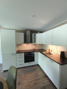 Η κουζίνα ή μικρή κουζίνα στο Oppdal Sentrum Apartment - vasking, sengetoy og haandklær er inkludert +28 φωτογραφίες