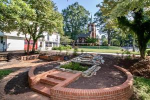TroutmanにあるThe Troutman Retreat-Near Lake Normanの教会の前のレンガのベンチと階段のある庭園