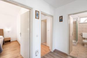 un bagno bianco con un water e un lavandino di Apartment Baras a Nin Altre 87 foto