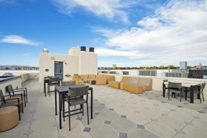 d'une terrasse sur le toit avec des tables et des chaises. dans l'établissement Urban Elegance | Espadin LoHi, à Denver