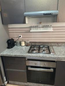 a kitchen with a stove and a counter top at Appartement Bella Vesta JUSQU A 6 PERSONNES in Cabo Negro