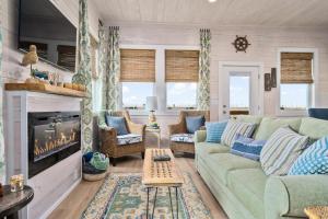 Una sala de estar con un sofá y una chimenea. en St Jo's Bungalow, en Mustang Beach