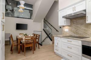 Η κουζίνα ή μικρή κουζίνα στο The 357 Beach Pad, Renovated, Refined, Steps from the Surf! +28 φωτογραφίες