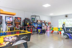 a room filled with lots of arcade games at Riviera Park Hotel in Caldas Novas