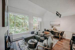 Χώρος καθιστικού στο Snowater Condo 42 - WIFI - Pets Ok