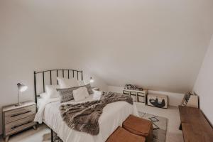 Ένα ή περισσότερα κρεβάτια σε δωμάτιο στο Snowater Condo 42 - WIFI - Pets Ok +25 φωτογραφίες