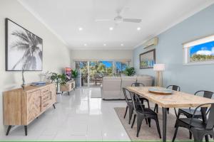 UranganBeachfront Luxury with Ocean Views and Alfresco Dining的一间带桌椅的餐厅和客厅