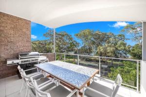 Beachfront Luxury with Ocean Views and Alfresco Dining的阳台或露台