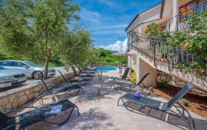 Bazén v ubytování Apartment Drenje 3 nebo v jeho okolí