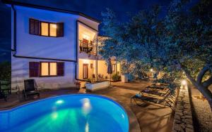 Bazén v ubytování Apartment Drenje 3 nebo v jeho okolí