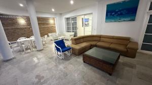 un soggiorno con un divano, un tavolo e delle sedie di Villa exclusiva junto al mar en Cartagena a Cartagena de Indias