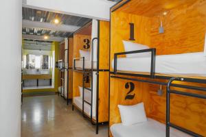 Palanda nebo palandy na pokoji v ubytování Mayan Monkey Los Cabos - Social Hotel
