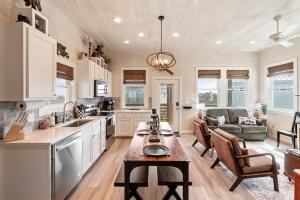 une cuisine et un salon avec une table et un canapé dans l'établissement Cinema Shores – A Movie-Themed Beachfront Escape!, à Mustang Beach