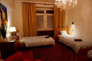 Postel nebo postele na pokoji v ubytování Triple Room with Shared Facilities in a Cozy 4 Room Hostel + 15 fotografií