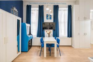 TV a/nebo společenská místnost v ubytování happy home BLUE