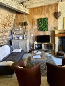 Posezení v ubytování Maison troglodyte aux Eyzies Périgord + 22 fotografií