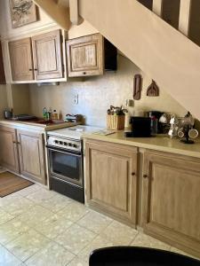 Kuchyň nebo kuchyňský kout v ubytování Maison troglodyte aux Eyzies Périgord