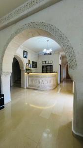 ein großer Flur mit einem Torbogen in einem Gebäude in der Unterkunft Turabdin Hotel in Midyat + 55 Fotos