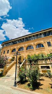 ein Gebäude mit einer Treppe davor in der Unterkunft Turabdin Hotel in Midyat