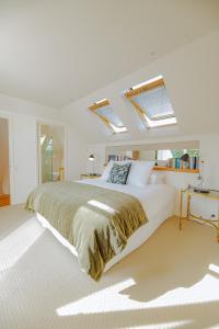 ラッセルにあるRussell Wharf House - Strand Apartmentの白いベッドルーム(大型ベッド、天窓付)