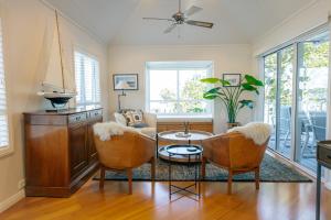 a living room with a table and chairs at Russell Wharf House - Strand Apartment in Russell