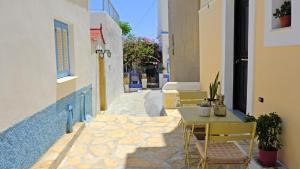 a small alley with a table and chairs on a street at Anetta's House in Agia Marina