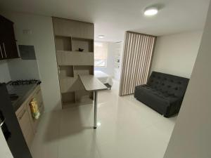 een woonkamer met een bank en een tafel in een kamer bij comodidades en el centro de la ciudad in Manizales