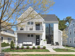ein weißes Haus mit einer Bank im Vorgarten in der Unterkunft Maryland avenue 35 in Rehoboth Beach