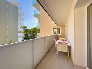 A balcony or terrace at Apartments in Lignano 21708