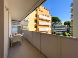 A balcony or terrace at Apartments in Lignano 21708