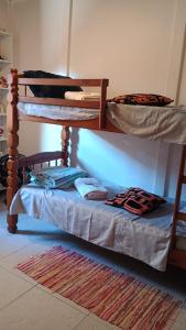 Ένα ή περισσότερα κρεβάτια σε δωμάτιο στο Suite confortavel em Correas Petropolis