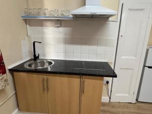 Kuchyň nebo kuchyňský kout v ubytování Studio flat central harrow