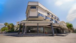 贝莱克Belek holidays hotel的一栋建筑，上面写着“鹈鹕酒店”