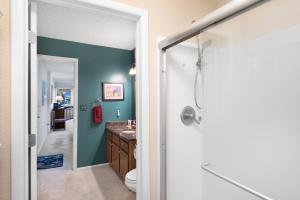 ルイドソにあるNorth Street Escapeのシャワーと洗面台付きのバスルーム +33枚の写真