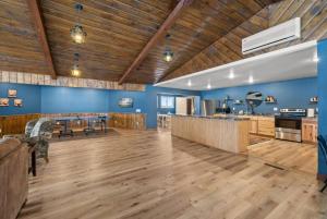 Dapur atau dapur kecil di The Big Lake Escape! Sleeps 20!