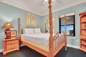 Giường trong phòng chung tại Beachfront Condo w/ View & Pool, Sleeps 8 +46 ảnh