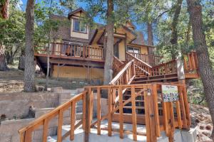 una casa con una scala di legno tra gli alberi di Alpine adventure #2166 a Big Bear Lake