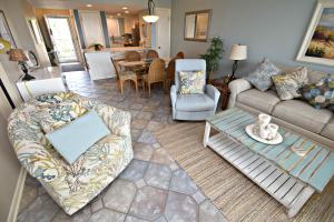 un soggiorno con un divano e un tavolo di Driftwood Towers a Gulf Shores