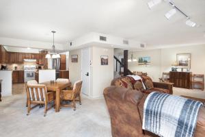 ルイドソにあるNorth Street Escapeのソファとテーブルのあるリビングルーム