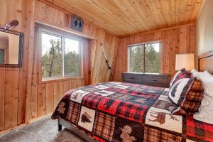 una camera da letto con un letto in una cabina di legno di Alpine adventure #2166 a Big Bear Lake