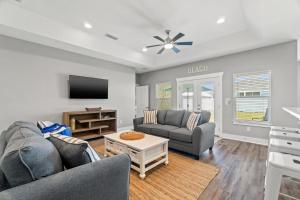 Μια τηλεόραση ή/και κέντρο ψυχαγωγίας στο Amazing New 3br/2ba Laguna Beach! / 6p GOLF CART: 2 mins to Beach/West PCB